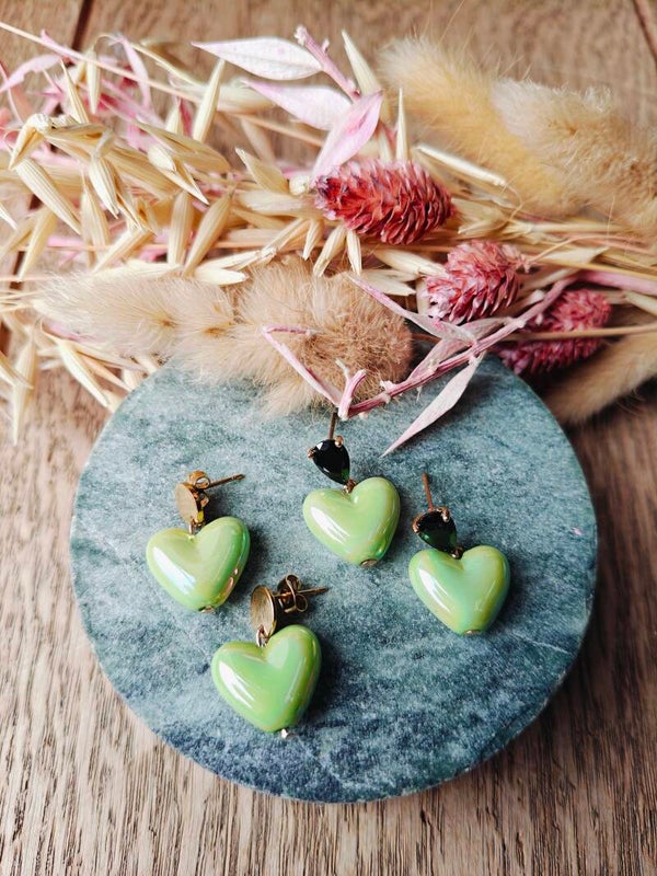 Juwelenset: matching set groene hartjes (twee paar oorbellen)