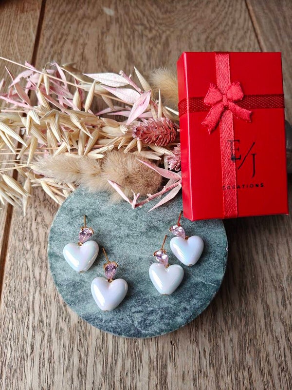 Juwelenset: matching set witte hartjes (twee paar oorbellen)