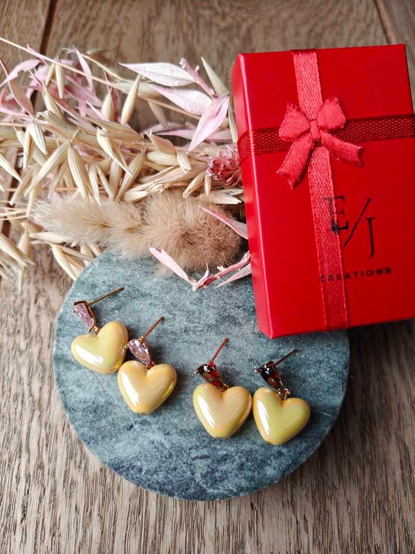 Juwelenset: matching set gele hartjes (twee paar oorbellen)