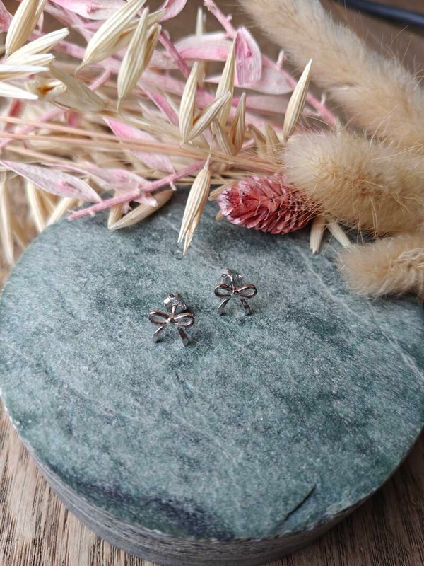 Oorbel KLEIN57 zilverkleurige kleine strikjesoorbel