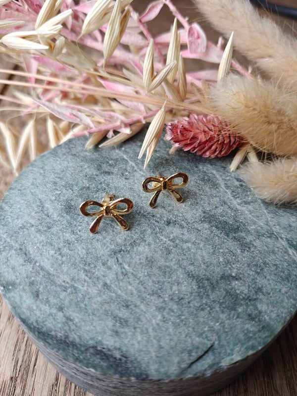 Oorbel: goudkleurige kleine strikjes