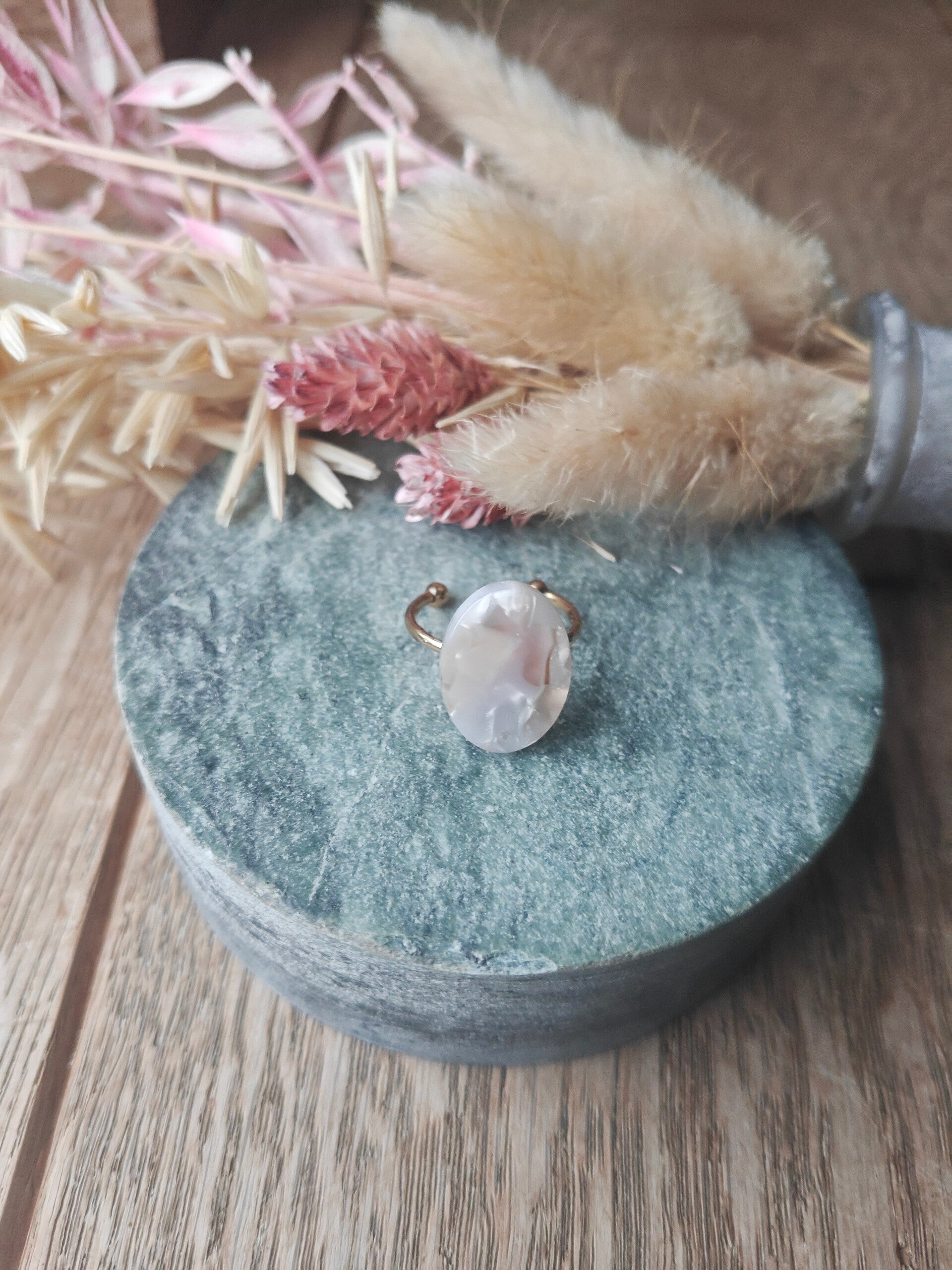 Ring: verstelbare ring met wit, ecru, beige tinten