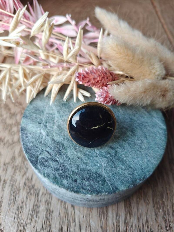 Ring: zwarte ring met schakeringen