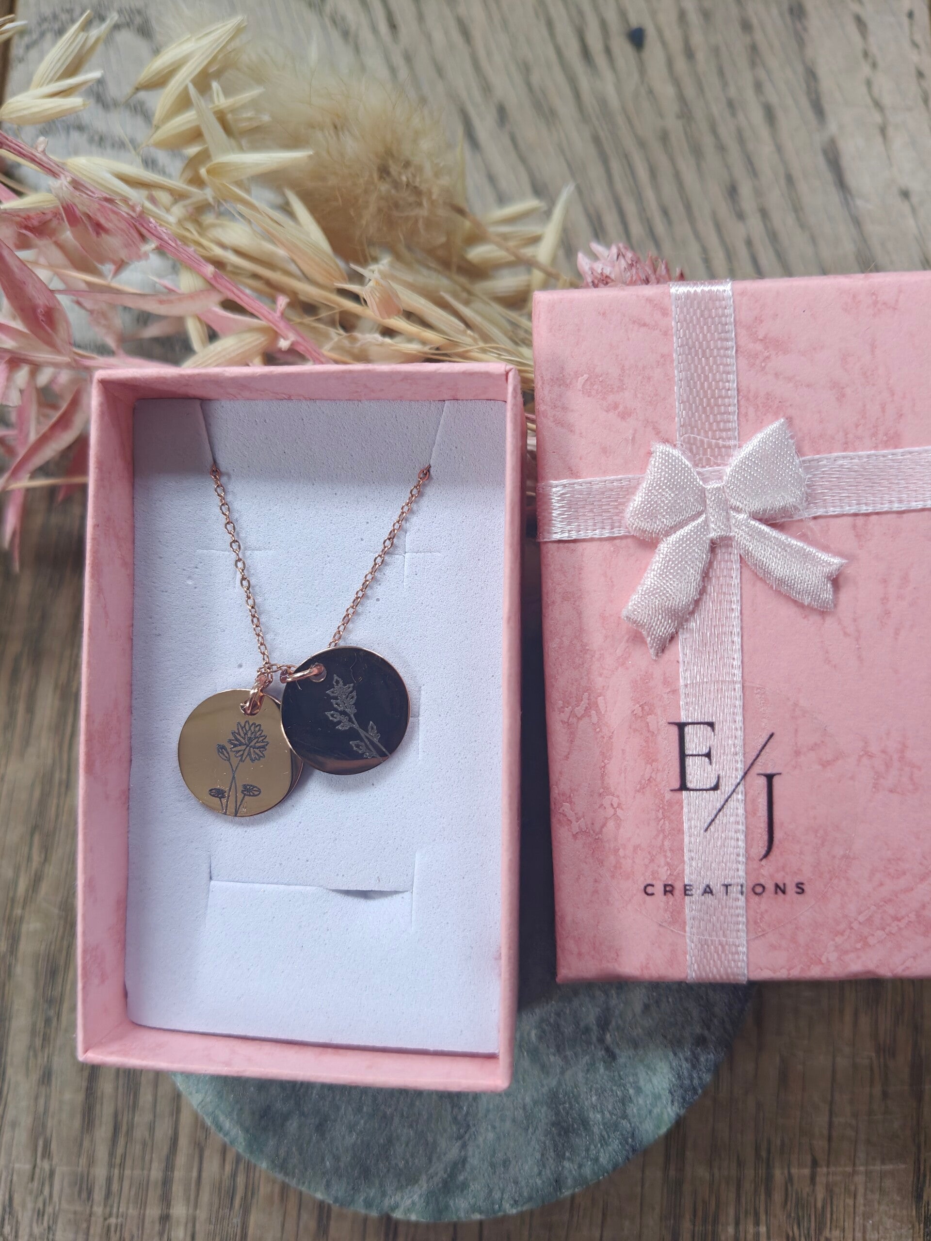 Gegraveerde ketting met namen en geboortebloemen