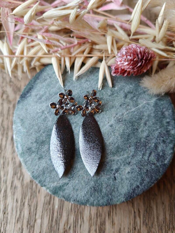 Oorbel: zwarte elegante hanger met zilveren prikker