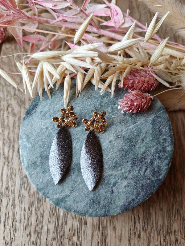 Oorbel ZW18: zwarte elegante hanger met gouden prikker