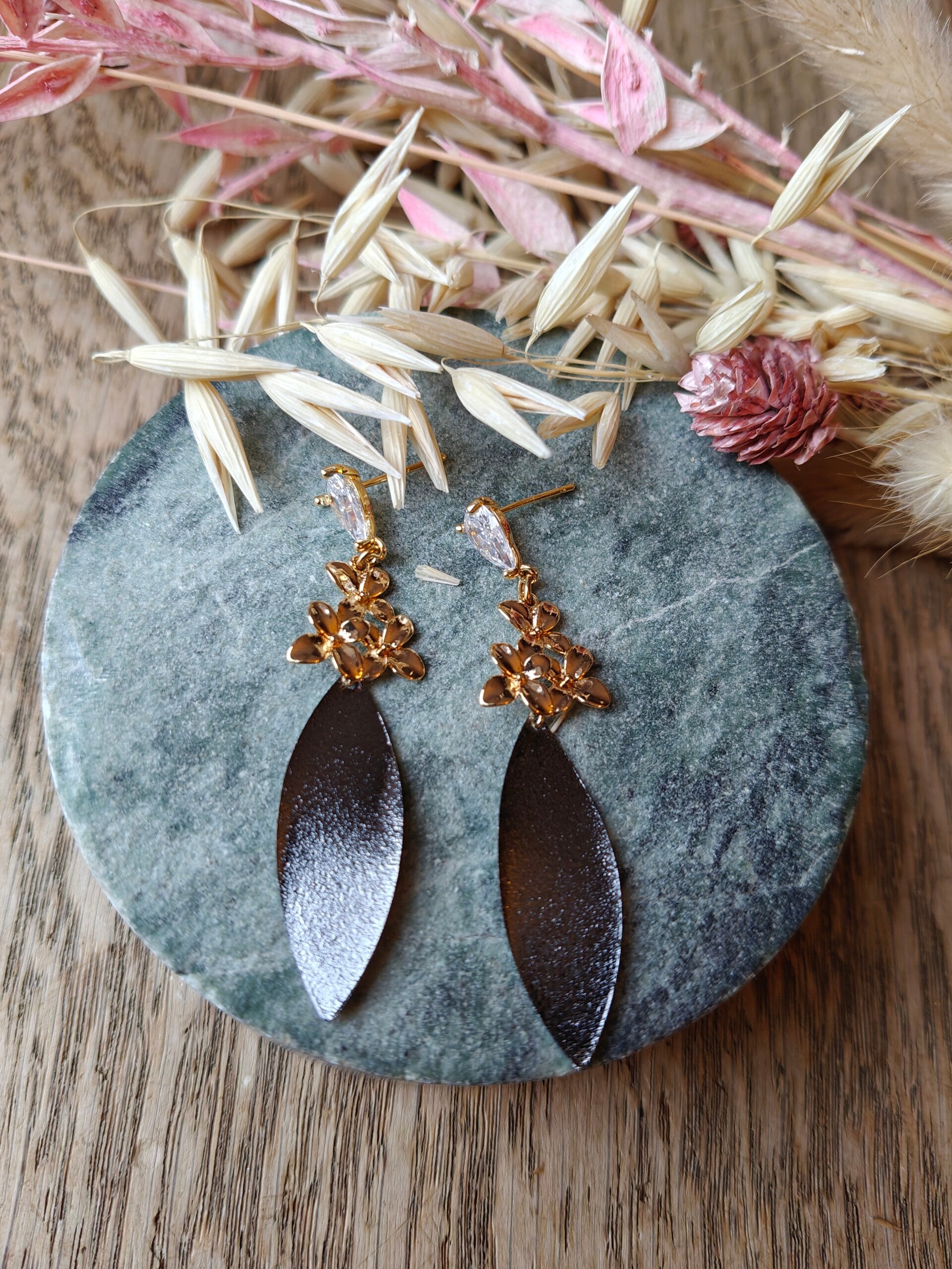 Oorbel: zwarte elegante hanger met stress prikker