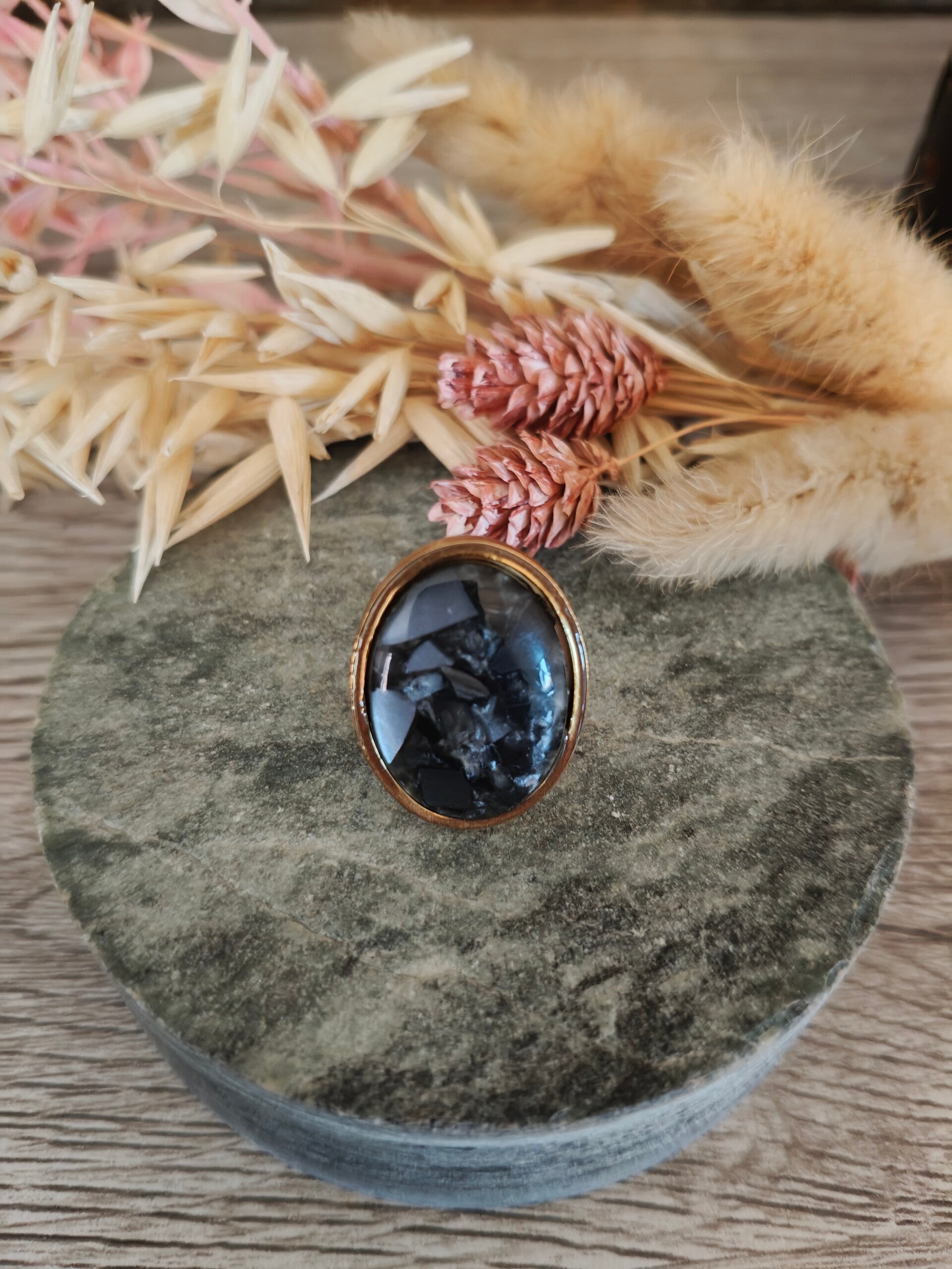 Ring: ovalen zwart/grijze ring met schakeringen