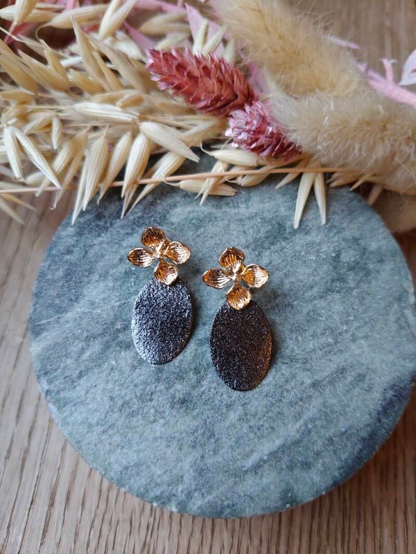 Oorbel: antraciet ovalen hanger met gouden bloemprikker