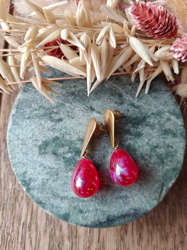 Oorbel ROZ24: kleine roze hanger met gouden prikker