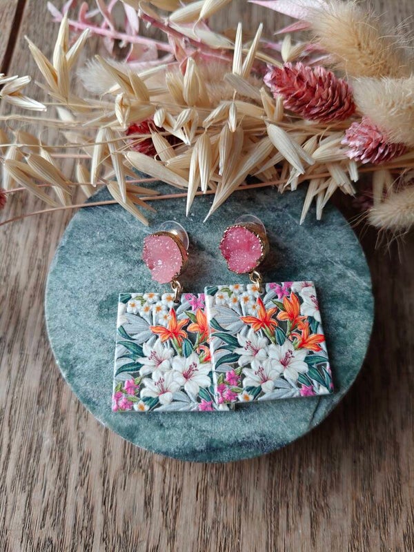 Oorbel ROZ20: roze prikker met vierkante meerkleurige bloemhanger