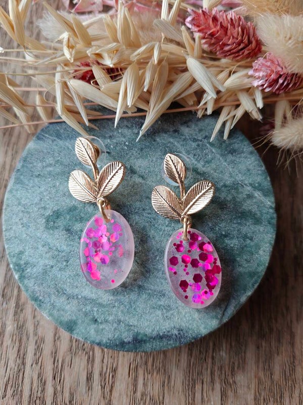 Oorbel  ROZ18: kleine roze glitter hanger met bladprikker