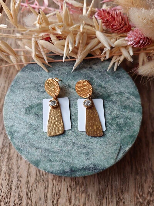 Oorbel W6: kleine rechthoekige witte hanger met gouden prikker en strass steentje