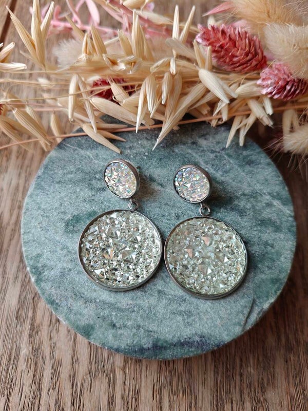 Oorbel GR8: grijze oorbel met warme schakeringen