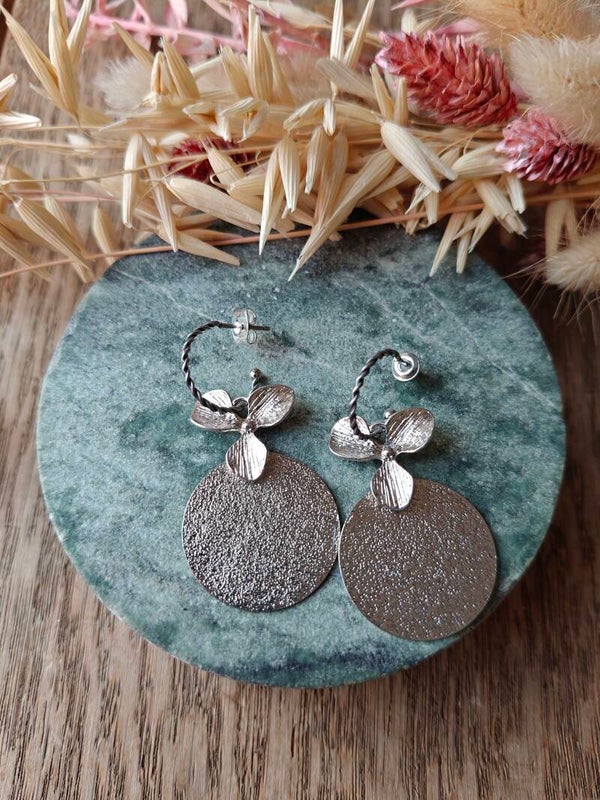 Oorbel GR2: zilverkleurige oorbel aan ringetje