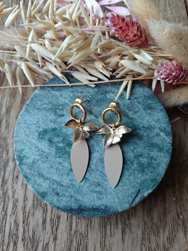 Oorbel  BR10: beige druppelhanger met gouden prikker