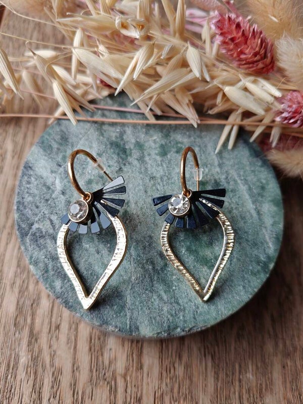 Oorbel ZW8/ZW9: gouden hanger met zwart motief aan ring