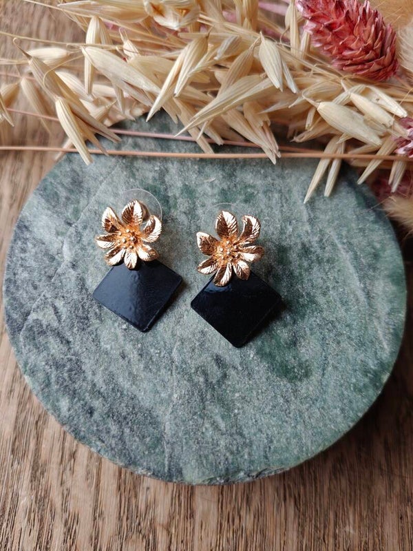 Oorbel ZW22: zwarte ruiten hanger en gouden bloemprikker