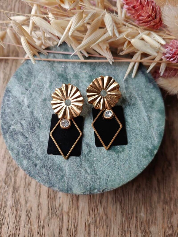 Oorbel ZW23: rechthoekige zwarte hanger met gouden ruit