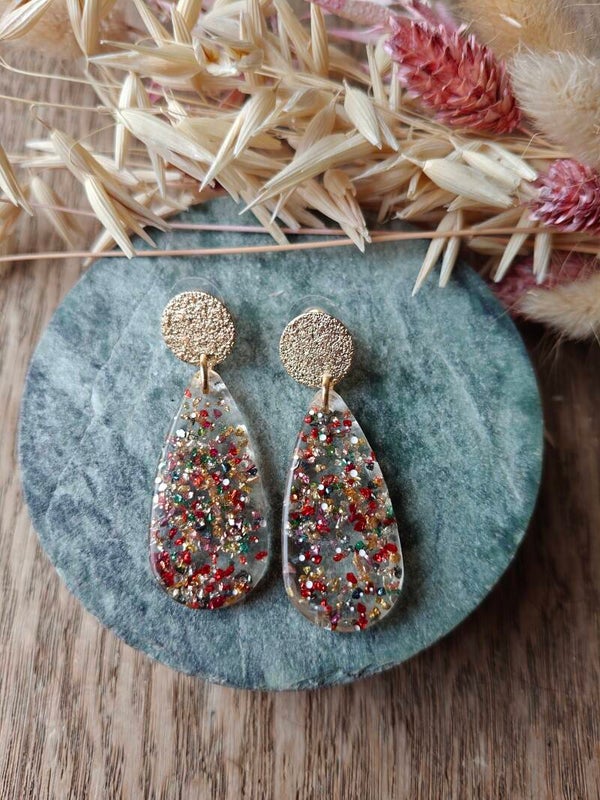 Oorbel MEER1: meerkleurige oorbel met gekleurde steentjes in