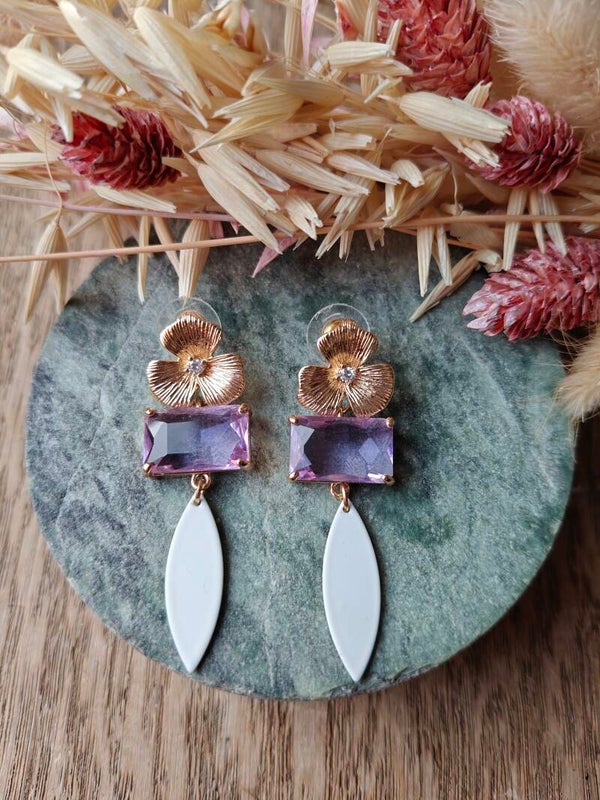 Oorbel PA15; witte hanger met lila steentje en gouden bloemprikker