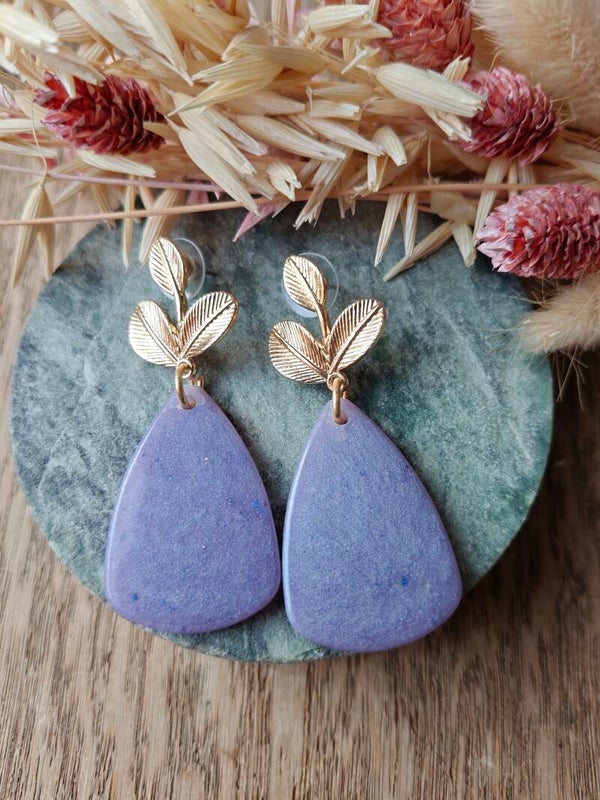 Oorbel PA5: paarse hanger met gouden bladprikker