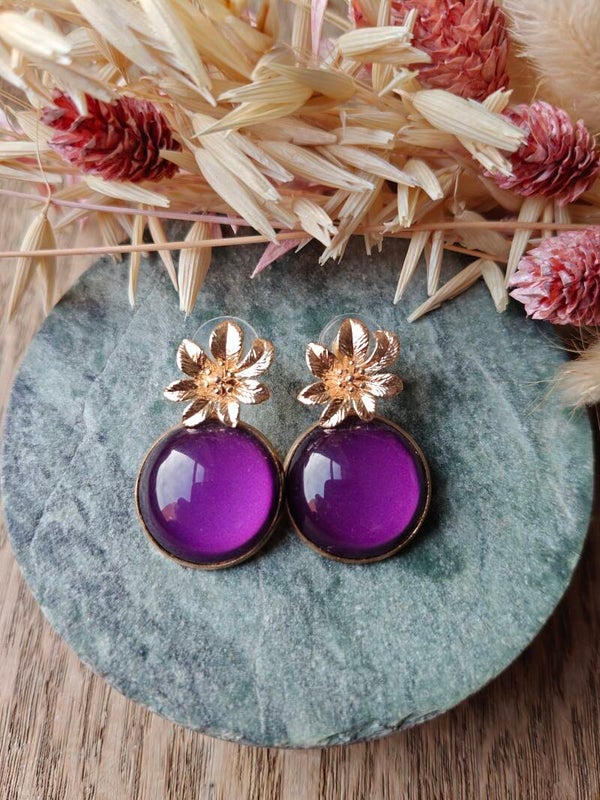 Oorbel PA6: paarse oorbel met bloemprikker