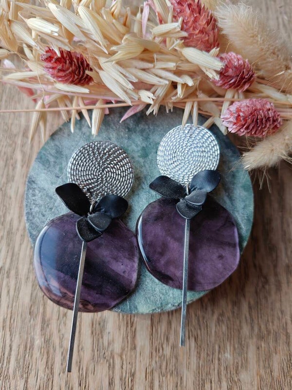 Oorbel PA7: paarse hanger met zilveren prikker