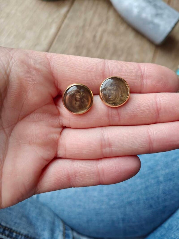 Oorbel KLEIN20: bruine studoorbellen