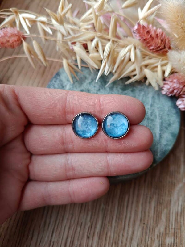 Oorbel KLEIN22: blauwe studoorbel met schakering en zilverkleurige frame