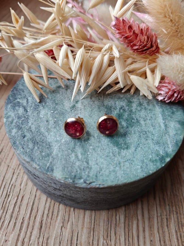 Oorbel KLEIN28/29/30: kleine Bordeaux studoorbel