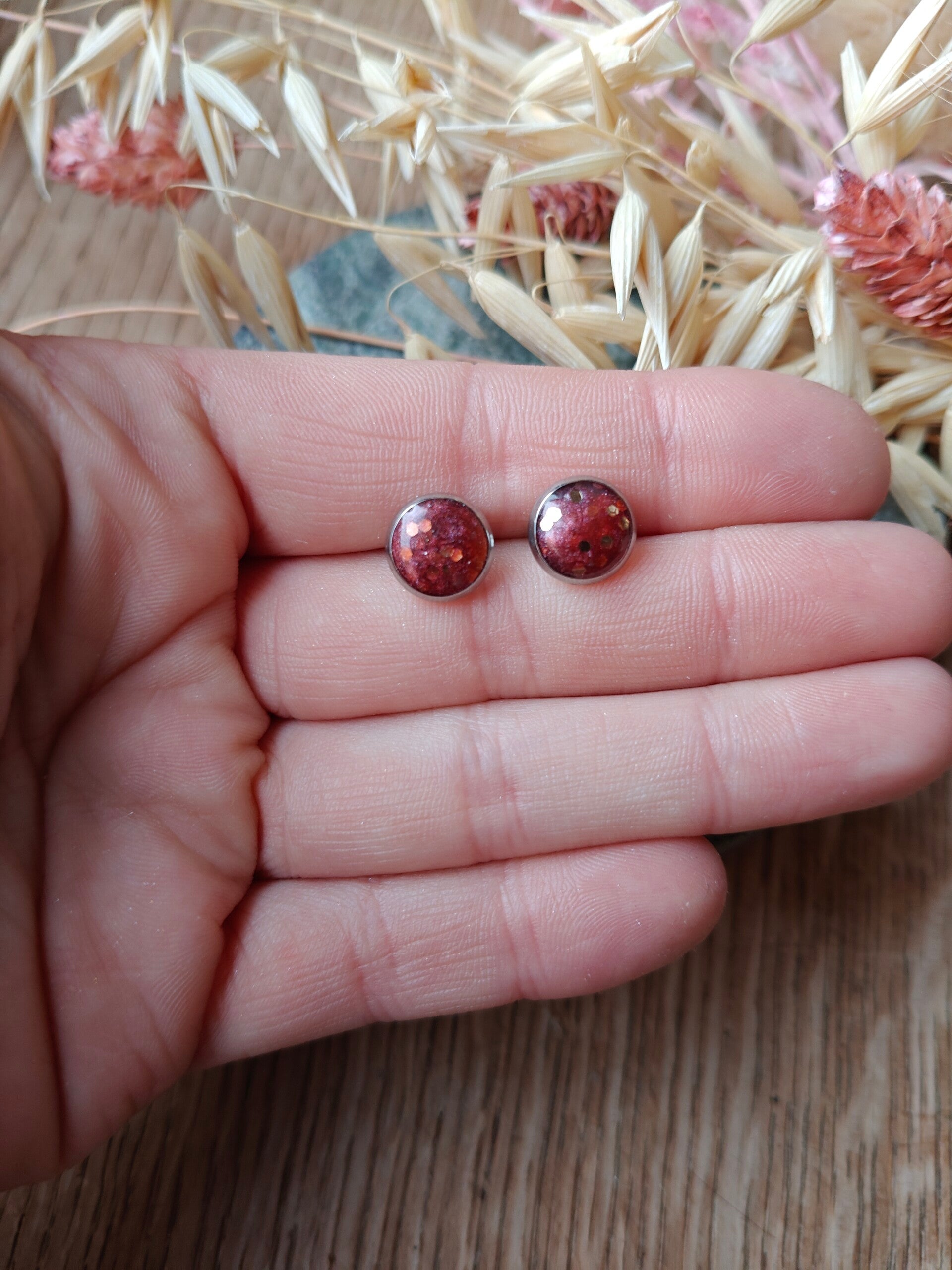 Oorbel KLEIN31: Bordeaux rode oorbellen met zilveren frame