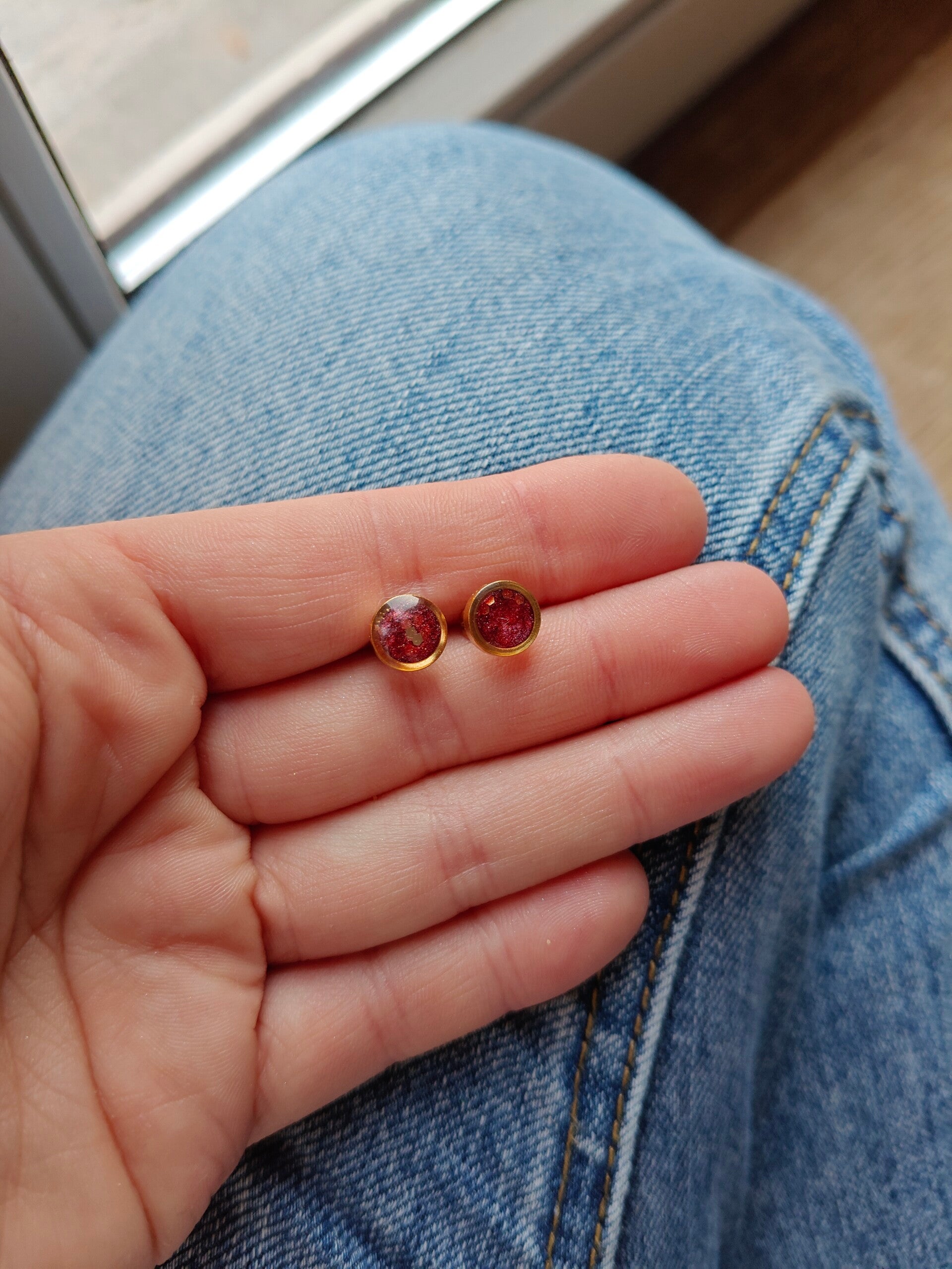 Oorbel KLEIN32/33: kleine Bordeaux rode oorbellen