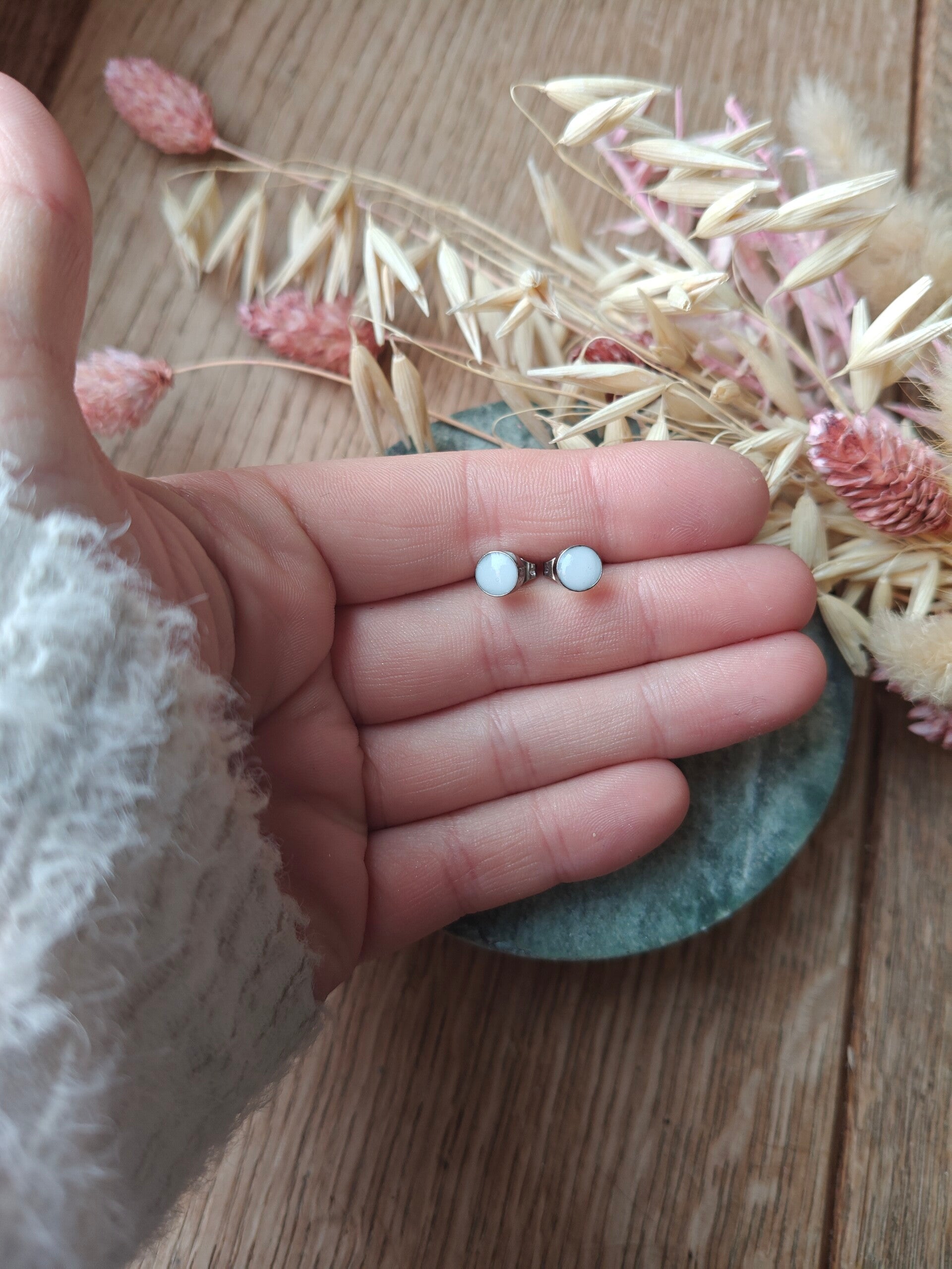 Oorbel KLEIN37: kleine witte oorbellen met zilveren frame