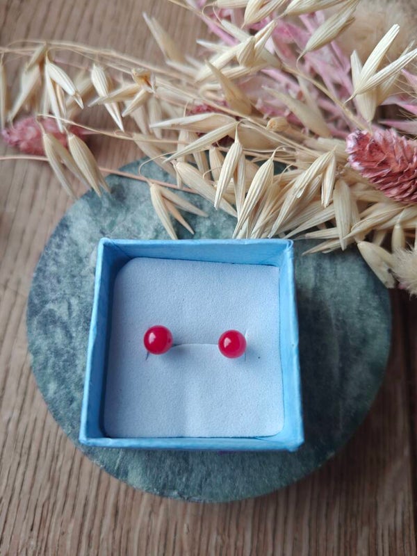 Oorbel KLEIN39: kleine rode bolletjes oorbellen