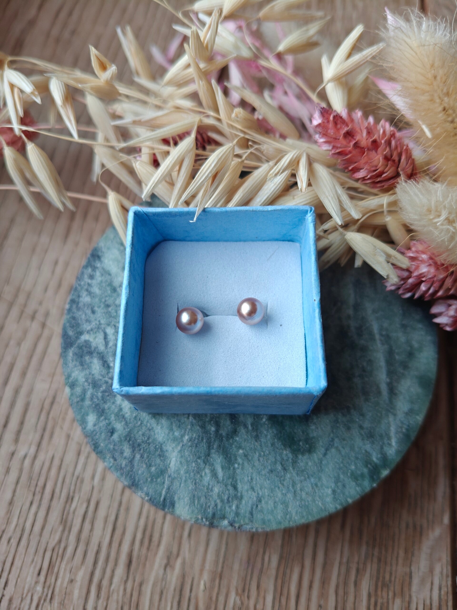 Oorbel KLEIN44: champagnekleurige boloorbel