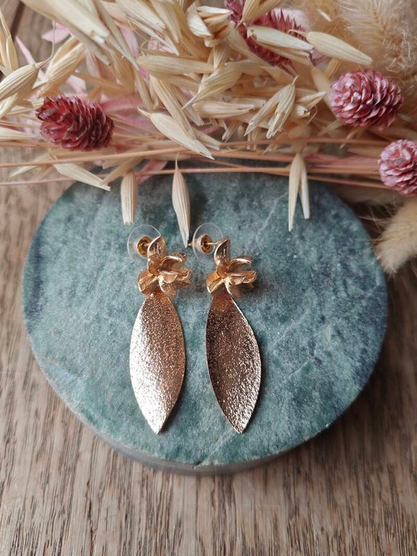 Oorbel G10: goudkleurige prikker met goudkleurige hanger