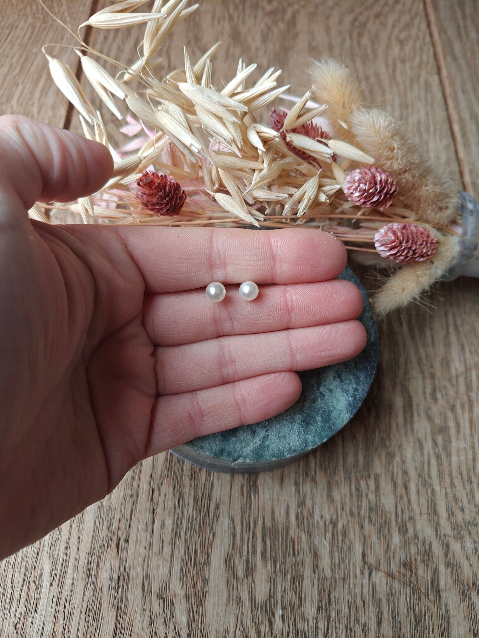 Oorbel KLEIN46: gebroken witte boloorbellen