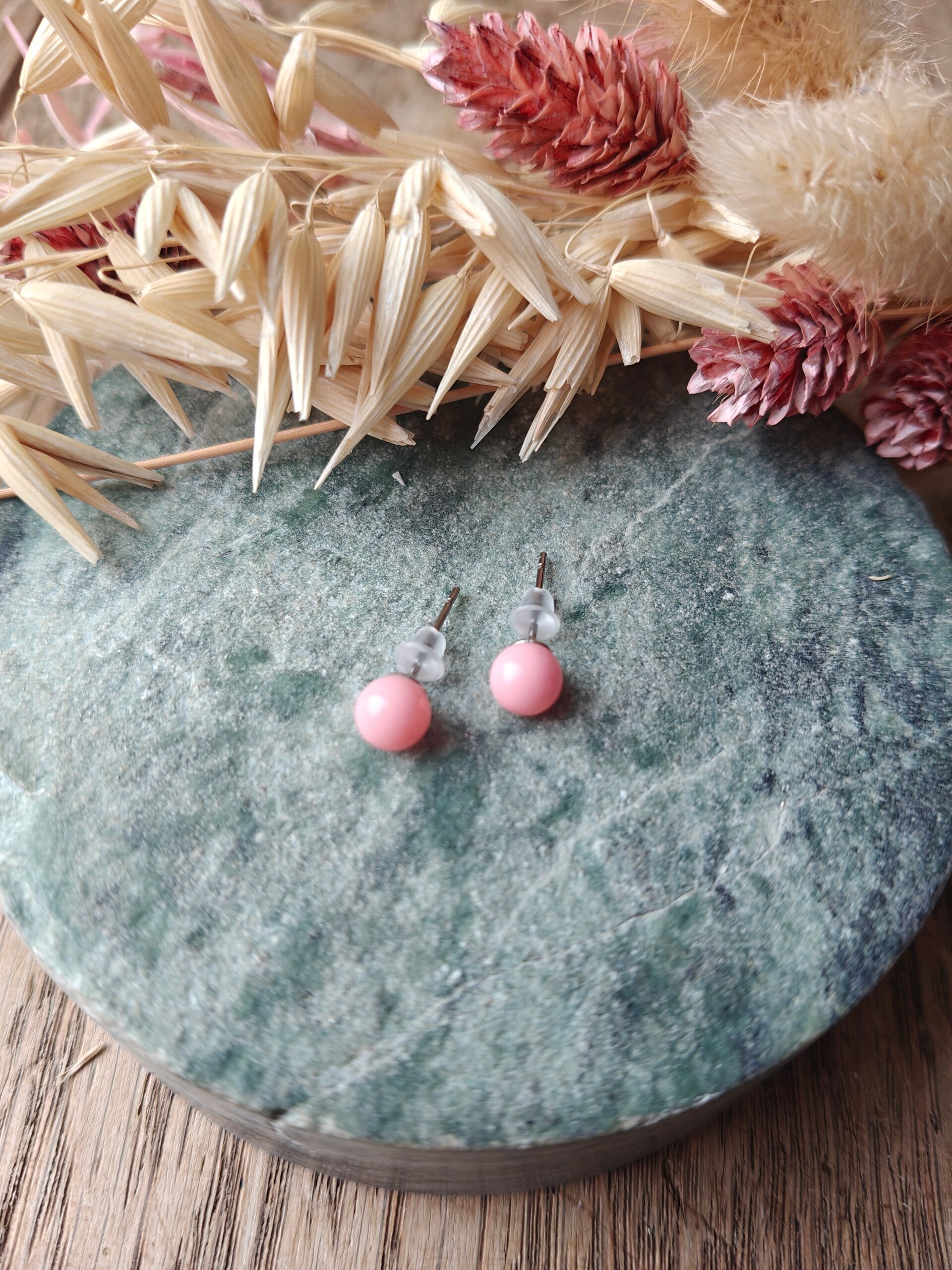 Oorbel KLEIN48: lichtroze baloorbellen