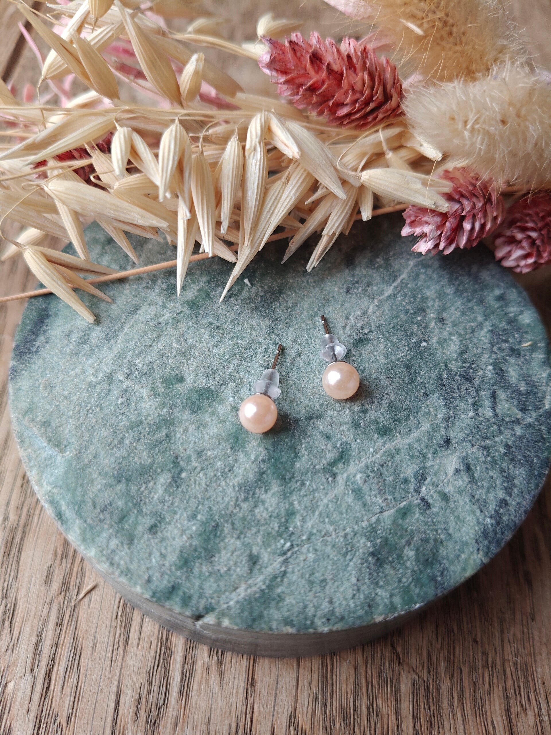 Oorbel KLEIN53: roséchampagne/zeer licht roos kleurige oorbellen.