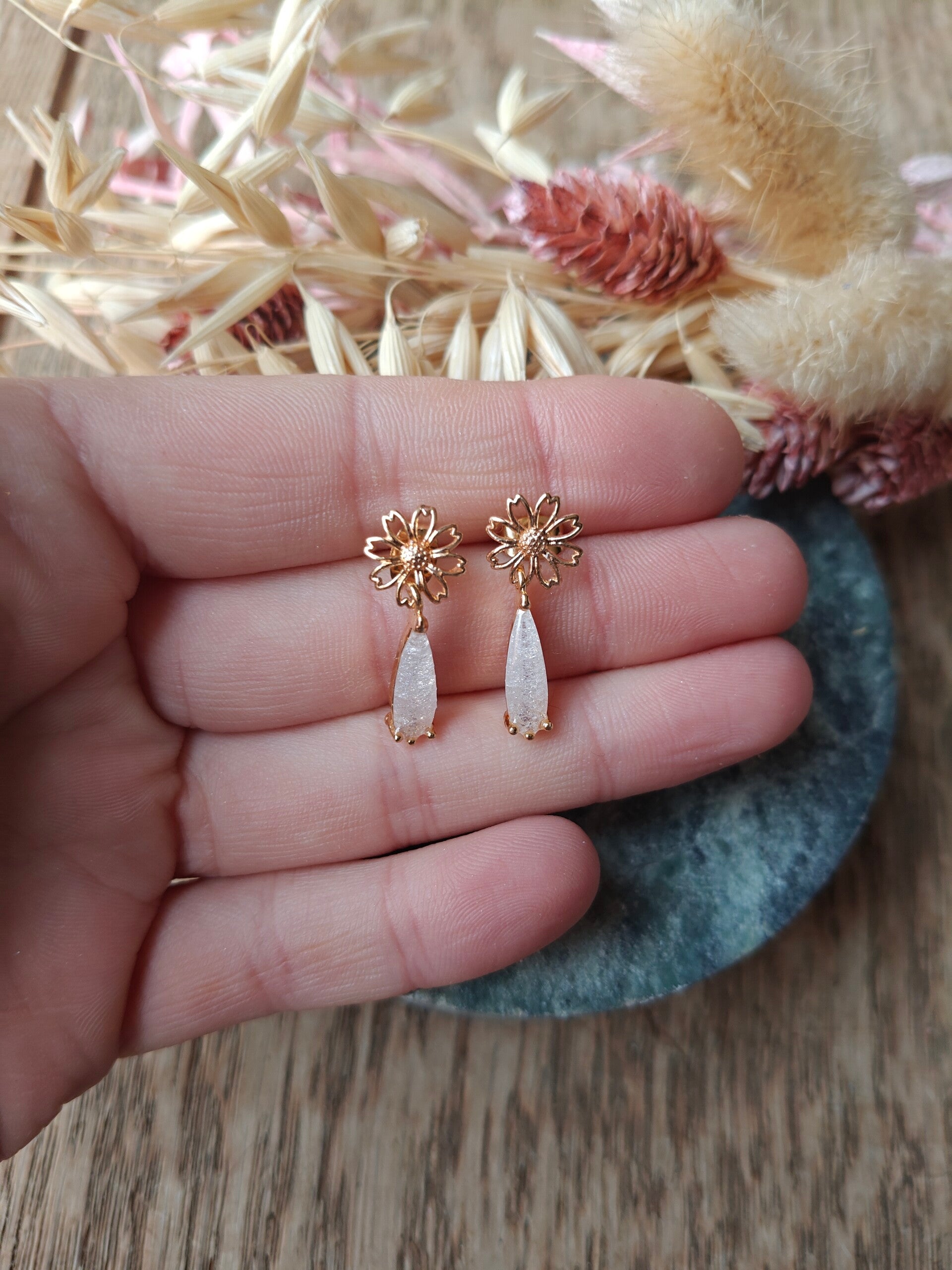 Oorbel KLEIN54: witte hanger met gouden bloempje