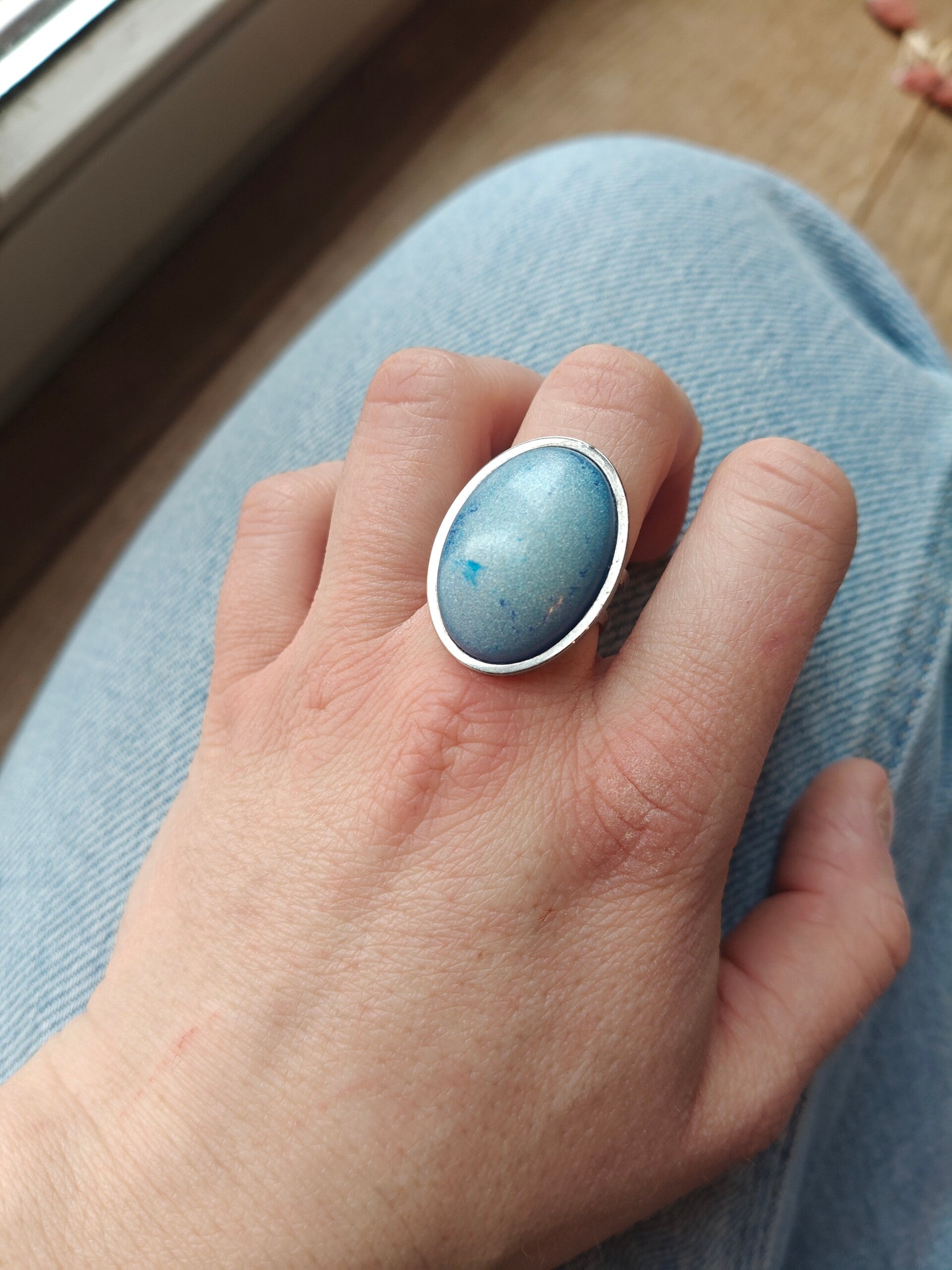 Ring B2: zilverkleurige ring met blauwe schakeringen