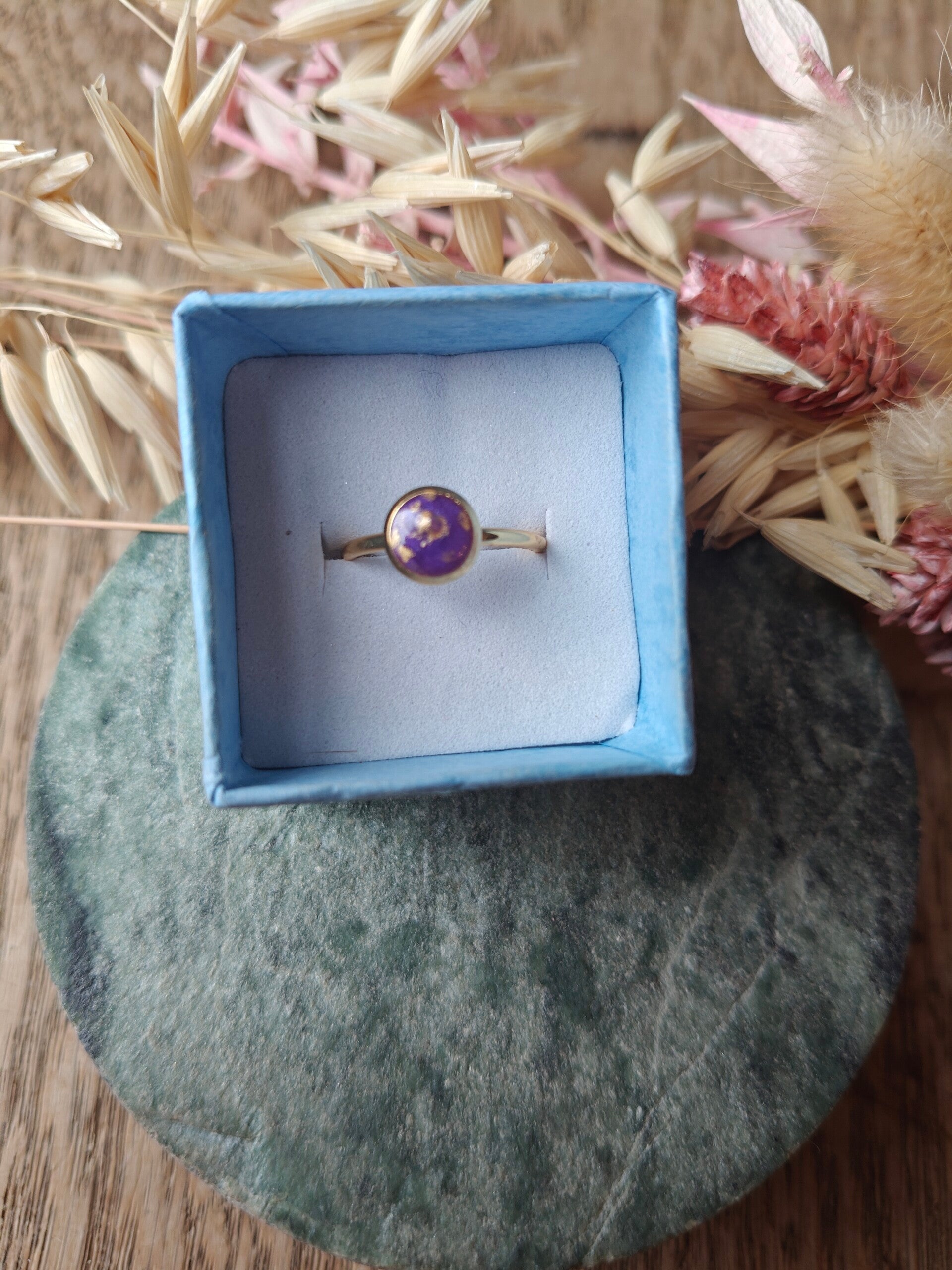 Ring PA1: verstelbare fijne paarse ring met gouden vlekjes