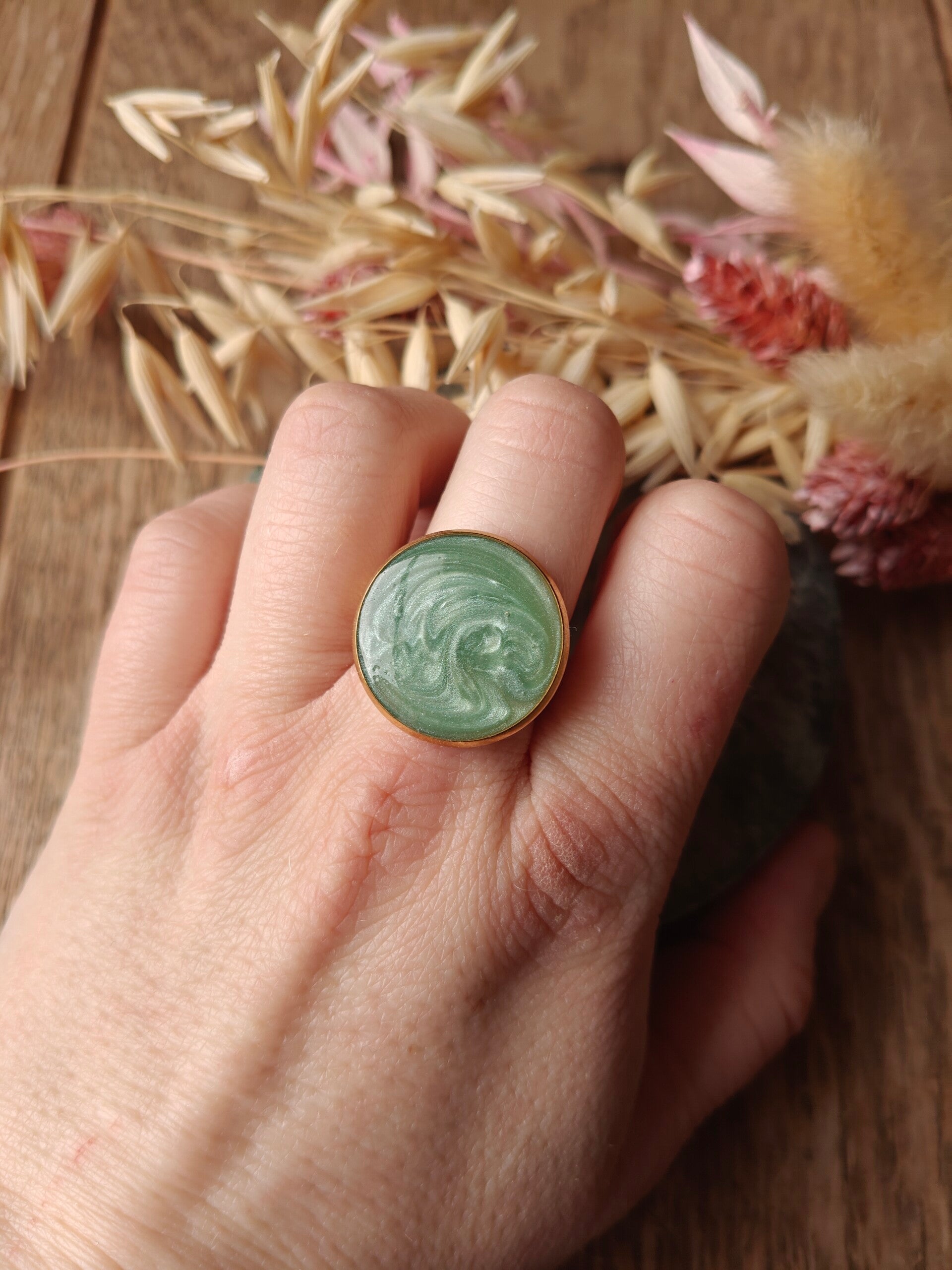 Ring G13: verstelbare groene ring met schakeringen