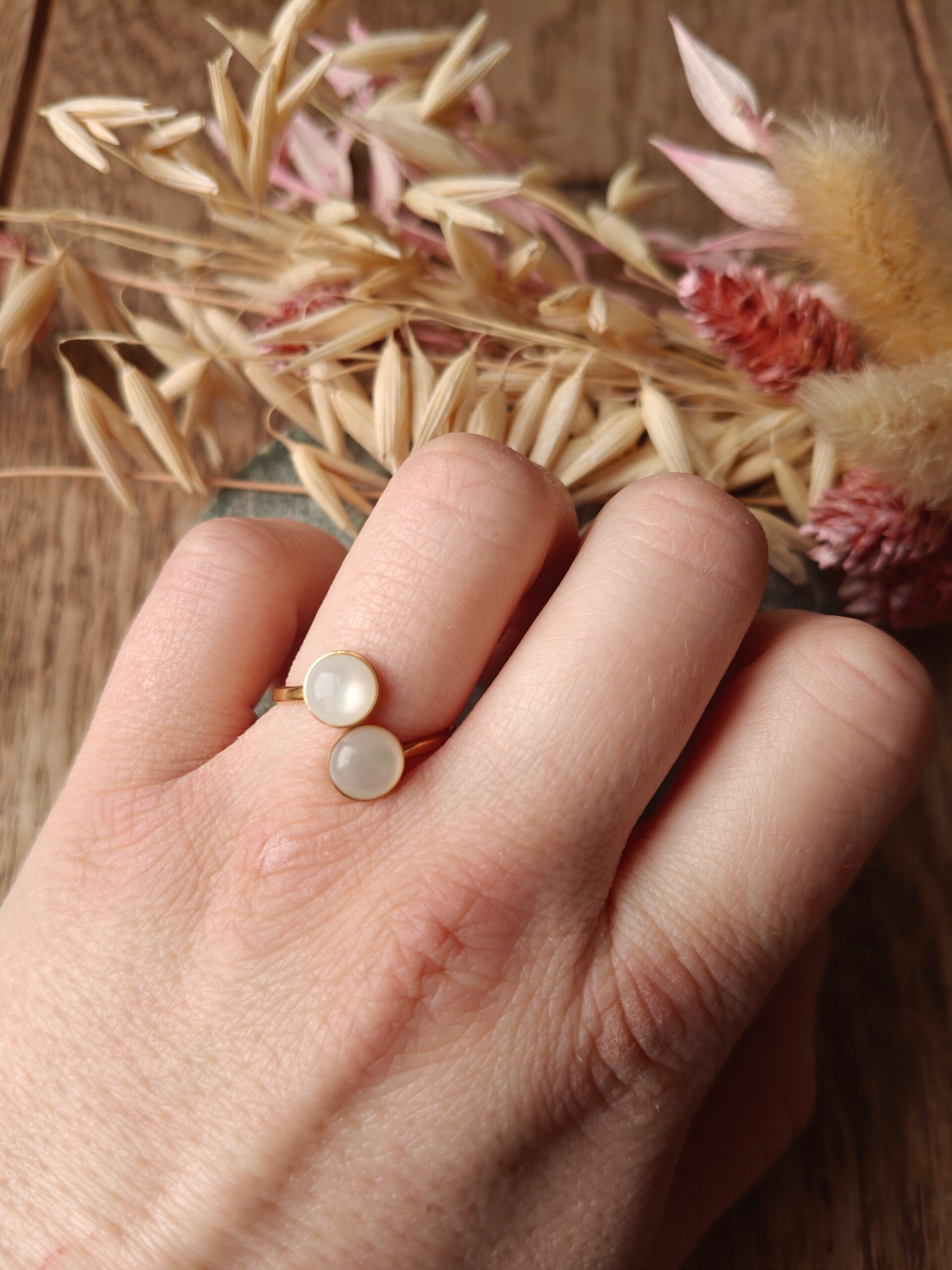 Ring W4: verstelbare witte ring met 2 steentjes
