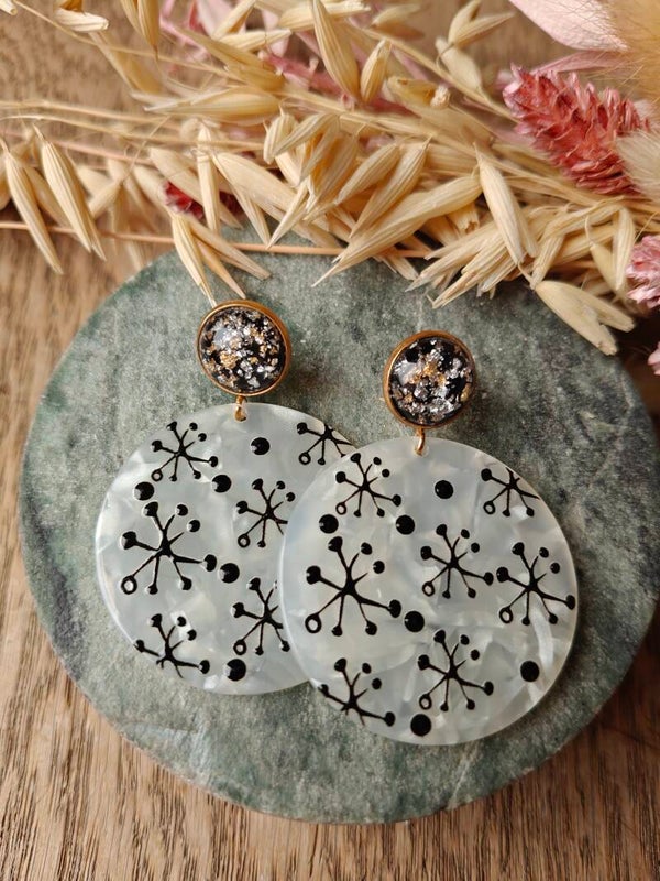 Oorbel UITVERKOOP 12: witte hanger met zwarte vormen