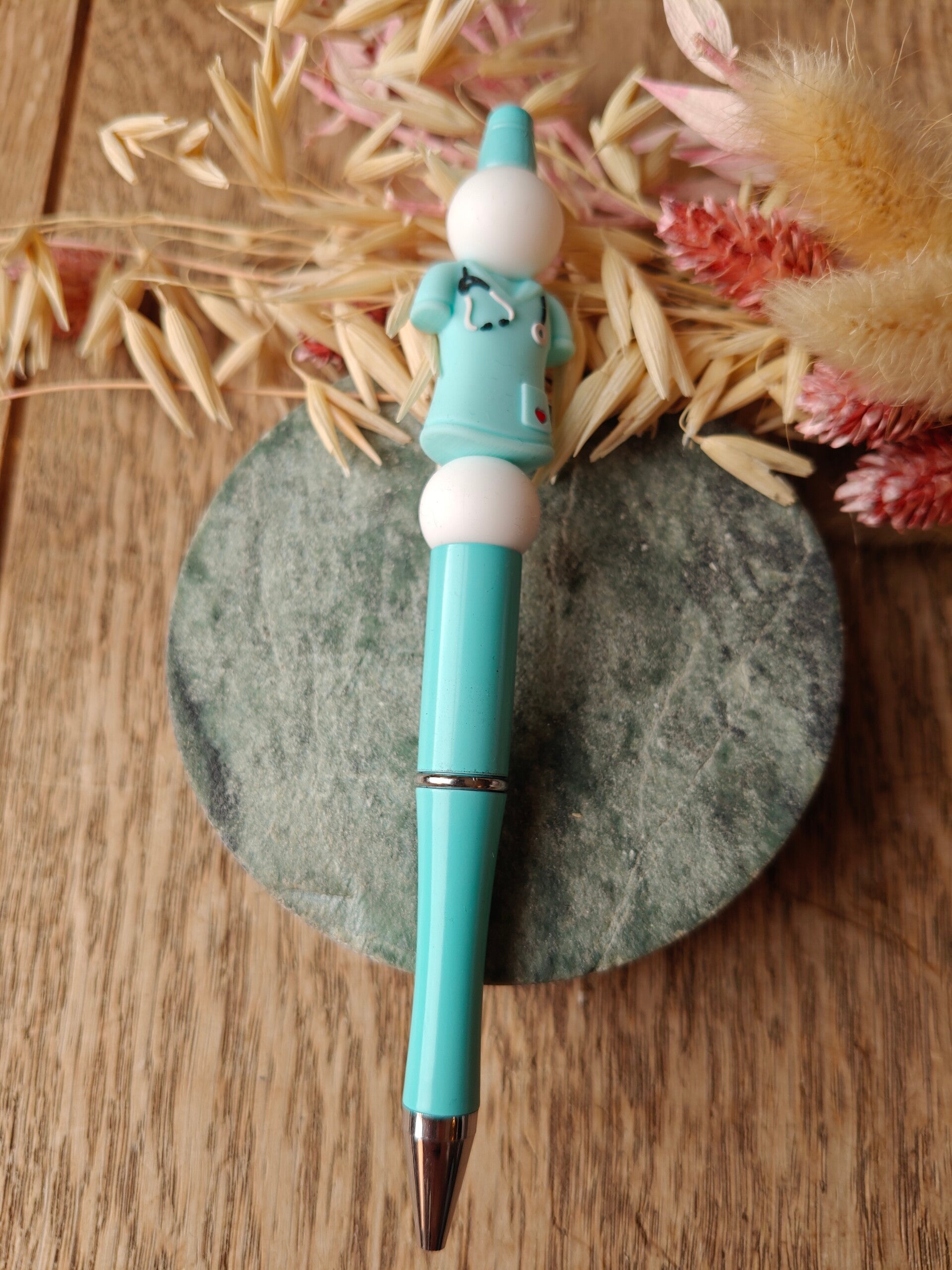 Accessoires: kralenstylo blauwe verpleegster