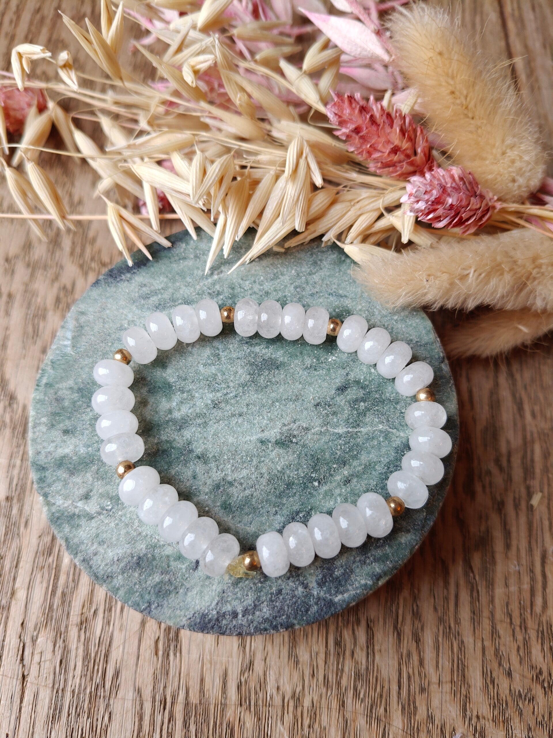 armband etage 1 - 1/2/3:  witte parelarmband met gouden bolletjes