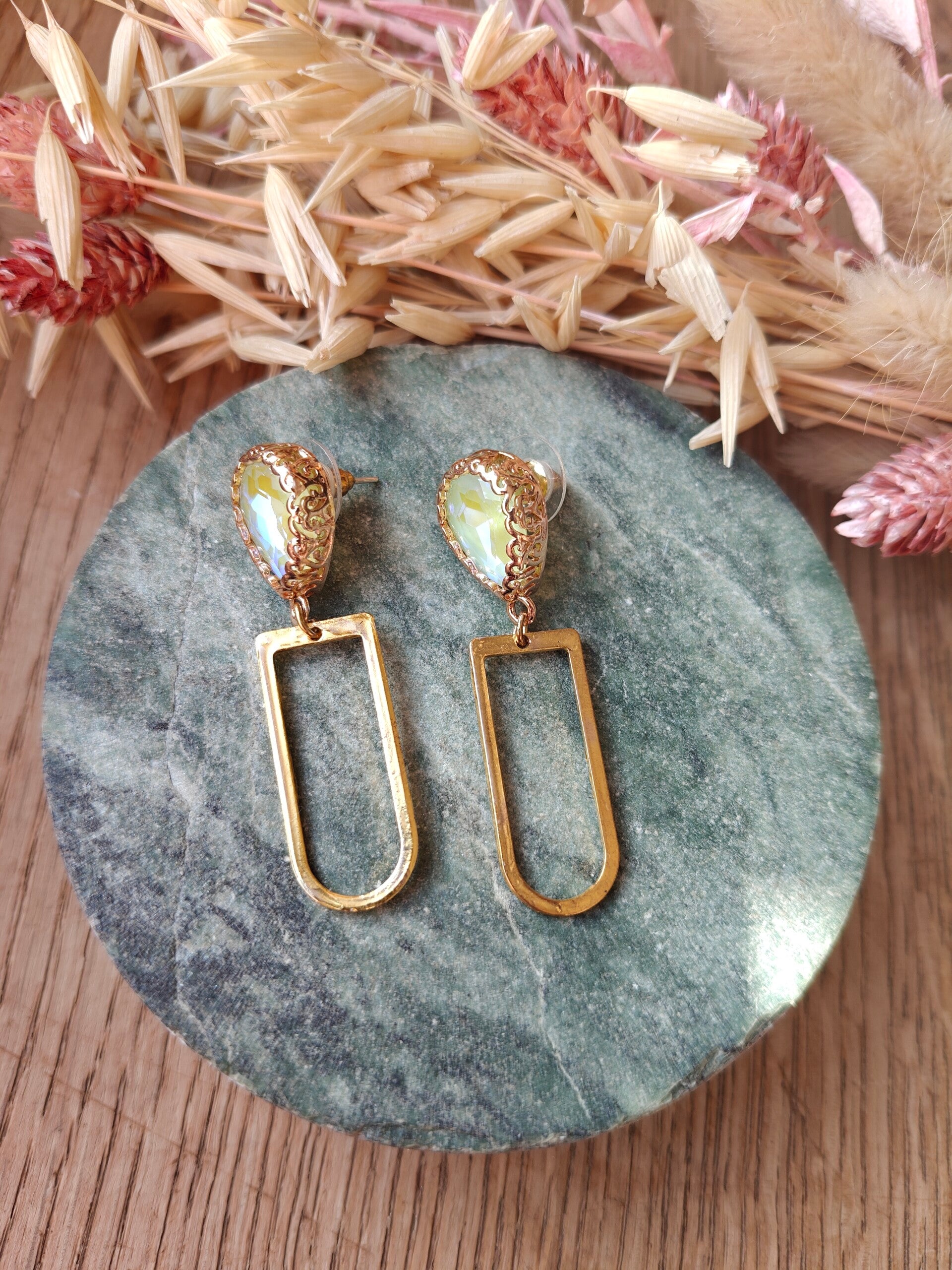 Oorbel GR03: Pastelgroene prikker met goudkleurige hanger