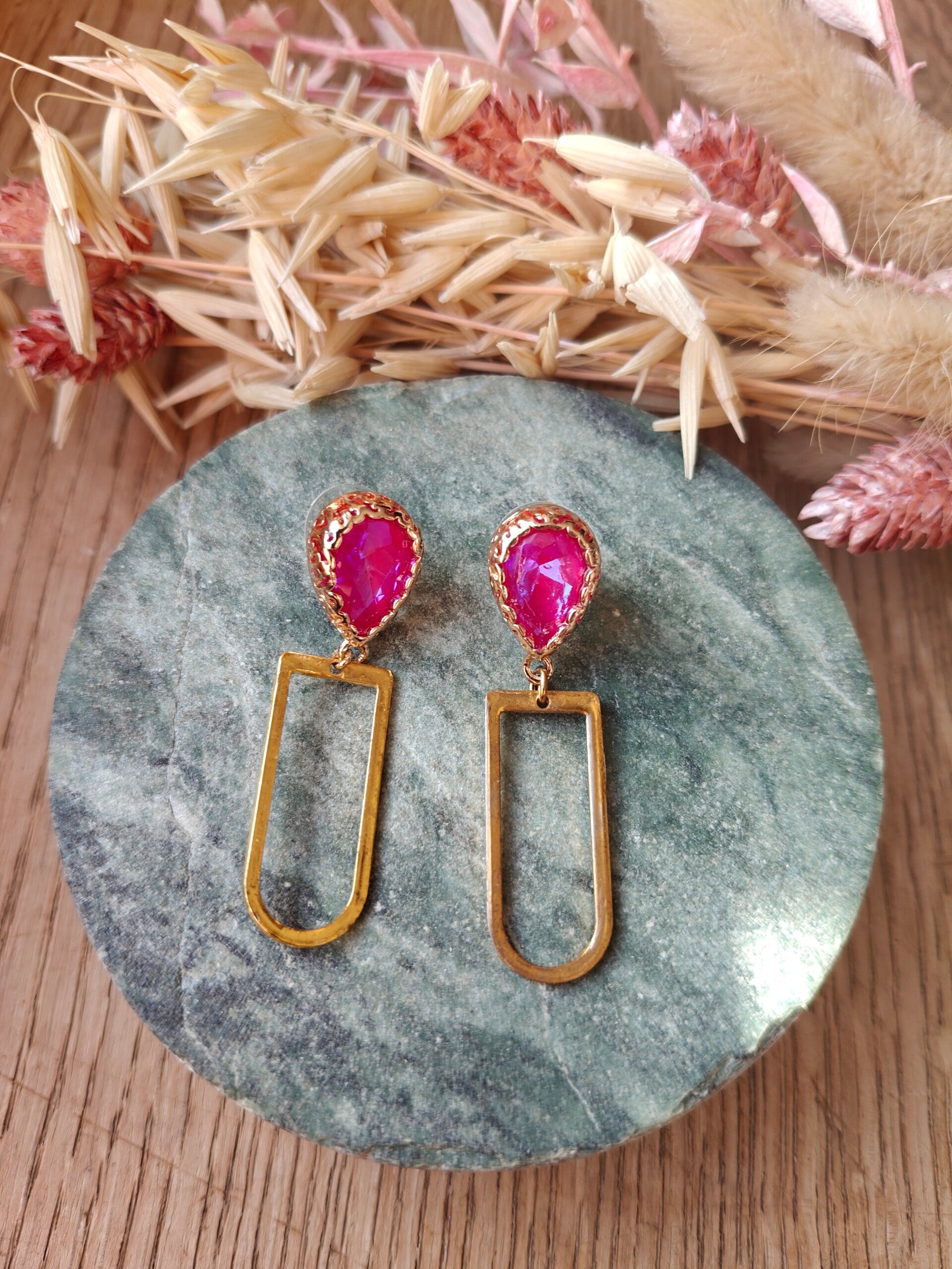 Oorbel ROZ21: felroze prikker met goudkleurige hanger